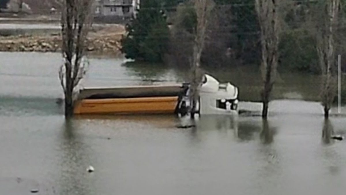 Adana’da sağanak: Yollar kapandı, bir kamyon suya gömüldü