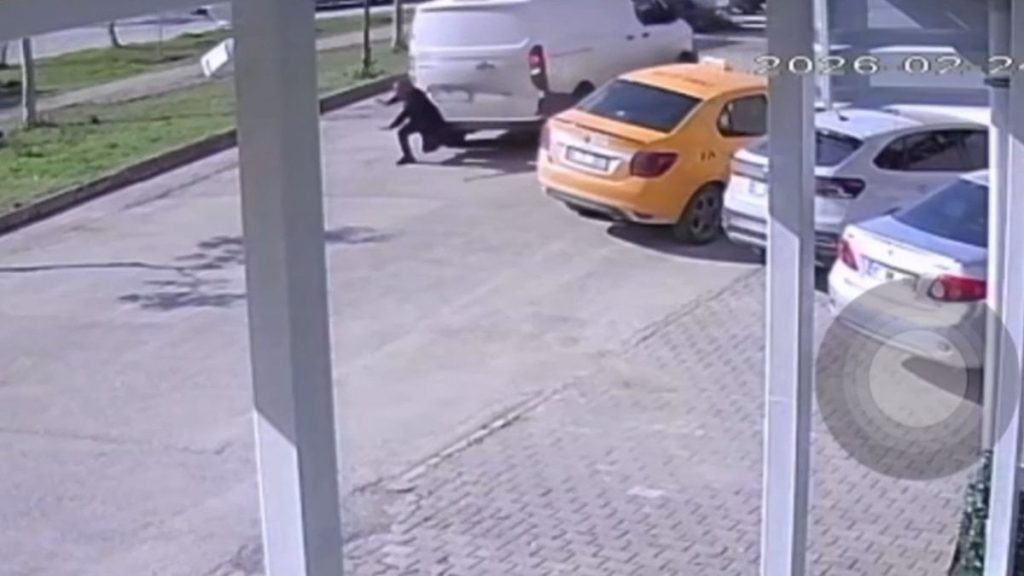 Adana’da yol ortasında telefona bakan yayaya kamyonet çarptı