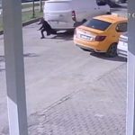 Adana’da yol ortasında telefona bakan yayaya kamyonet çarptı