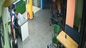 Afyonkarahisar’da 17 yaşındaki çocuğun bıçaklandığı anlar kamerada