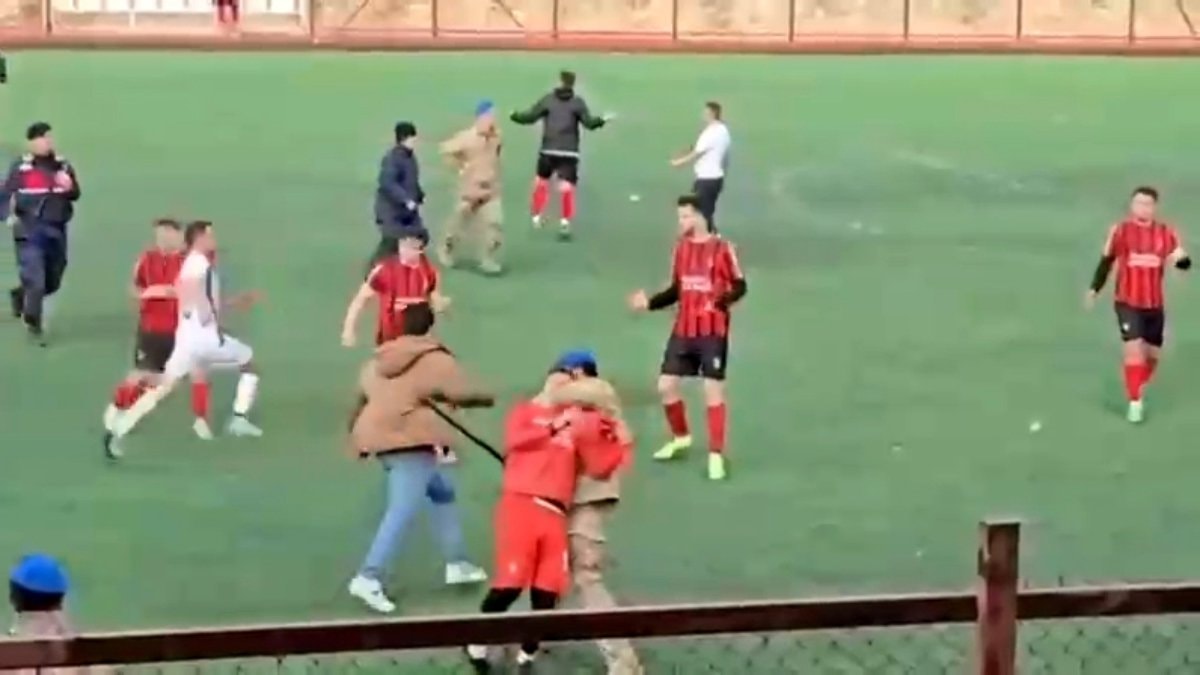 Afyonkarahisar’da maç sonrası saha, savaş alanına döndü