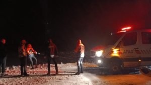 Ağrı’da şarampole kayan araçtaki 4 kişi kurtarıldı