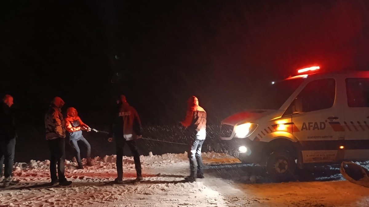 Ağrı’da şarampole kayan araçtaki 4 kişi kurtarıldı