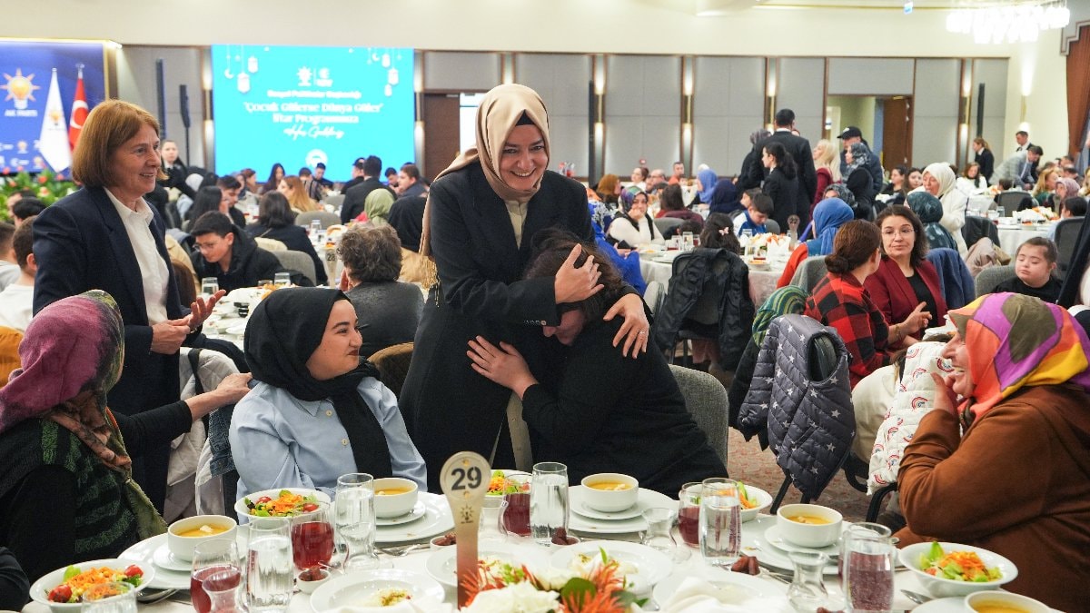 AK Parti’den “Çocuk Gülerse Dünya Güler” iftar programı