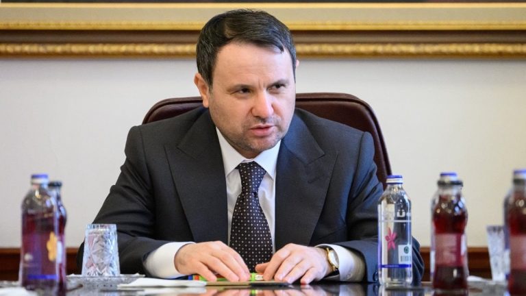 Akın Gürlek: Klavye delikanlılığı yapan açık kimliğiyle yapacak