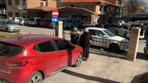 Aksaray’da kapıda aracını park eden şahıs, sürücüleri otoparkta mahsur bıraktı