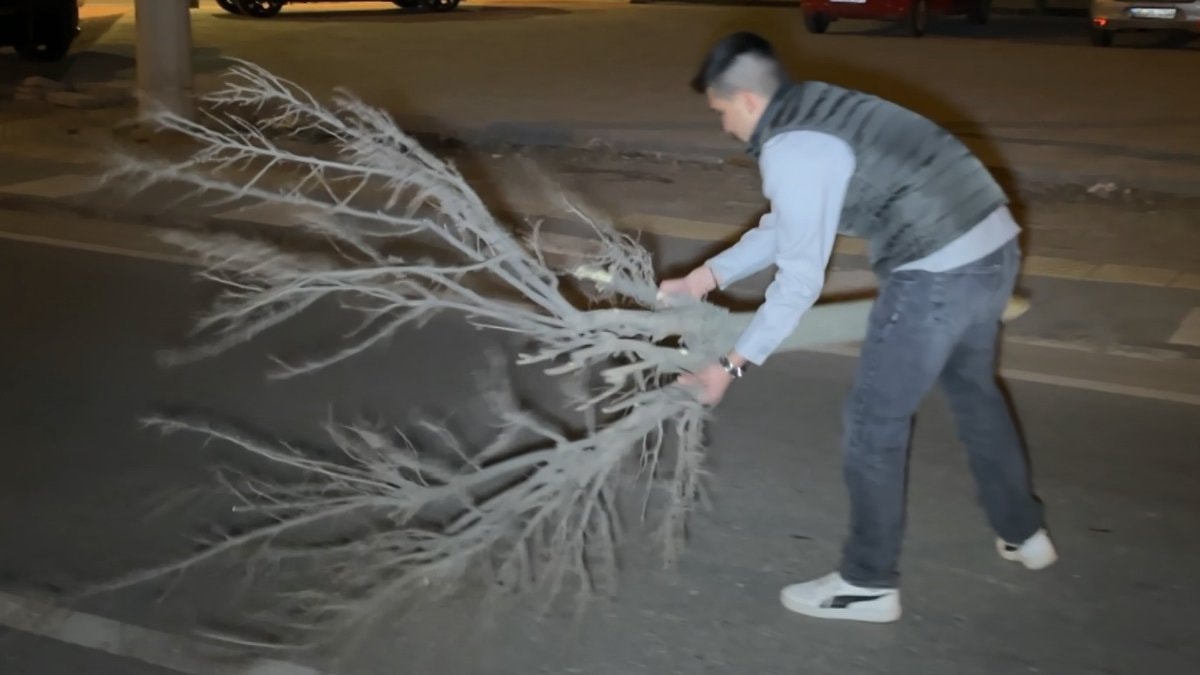 Aksaray’da kaza sonrası yolu temizledi