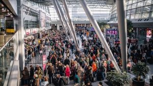 Almanya’da 500 yolcunun uçaklarda sabahlamasına tepki yağdı
