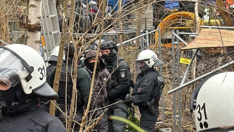 Almanya’da ‘ağaçlar kesilmesin’ protestosunda eylemcilere sert müdahale