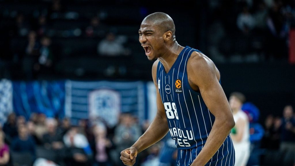 Anadolu Efes’te Kai Jones’un sözleşmesi uzatıldı