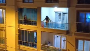 Ankara’da sinir krizi geçiren kadın balkondaki eşyaları yola fırlattı