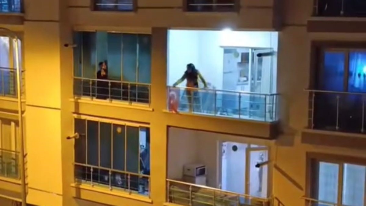Ankara’da sinir krizi geçiren kadın balkondaki eşyaları yola fırlattı