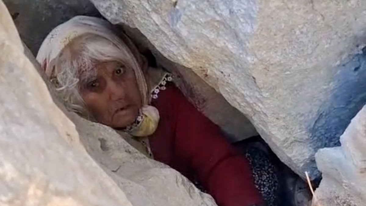 Antalya’da hayvan otlatırken kayalıklara düştü