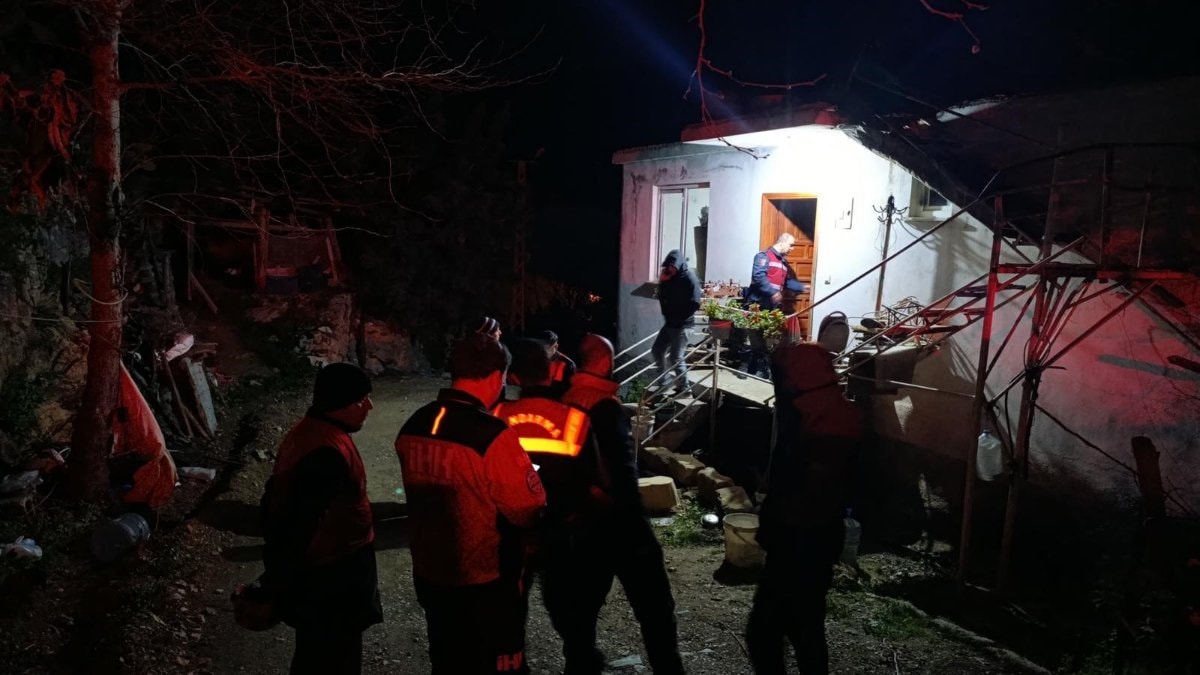 Antalya’da kayıp olarak aranan yaşlı adam 12 saat sonra bitkin halde bulundu