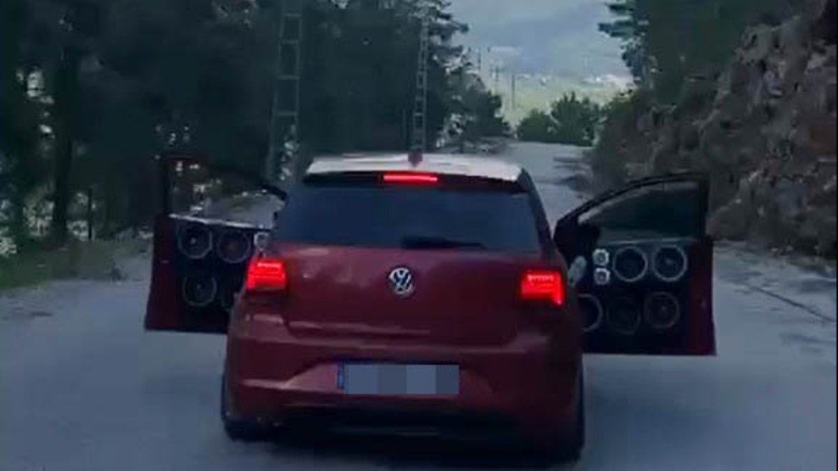 Antalya’da otomobilin kapıları açık ilerledi: 15 yaşındaki sürücüye 60 bin TL ceza
