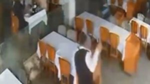 Antalya’da panik anları: Dalgalar balık lokantasına bastı