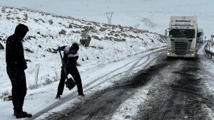 Ardahan’da buz tutan rampada tır şoförlerinin çilesi