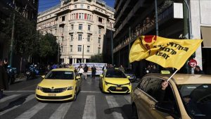 Atina’da taksiciler süresiz grevde