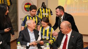 Aziz Yıldırım iftarını Fenerbahçeliler ile yaptı