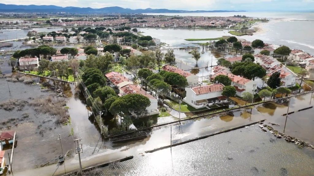 Balıkesir sokakları, sağanak yağış nedeniyle sular altında kaldı