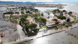 Balıkesir sokakları, sağanak yağış nedeniyle sular altında kaldı