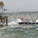 Balıkesir’de deniz taştı, sokakları su bastı