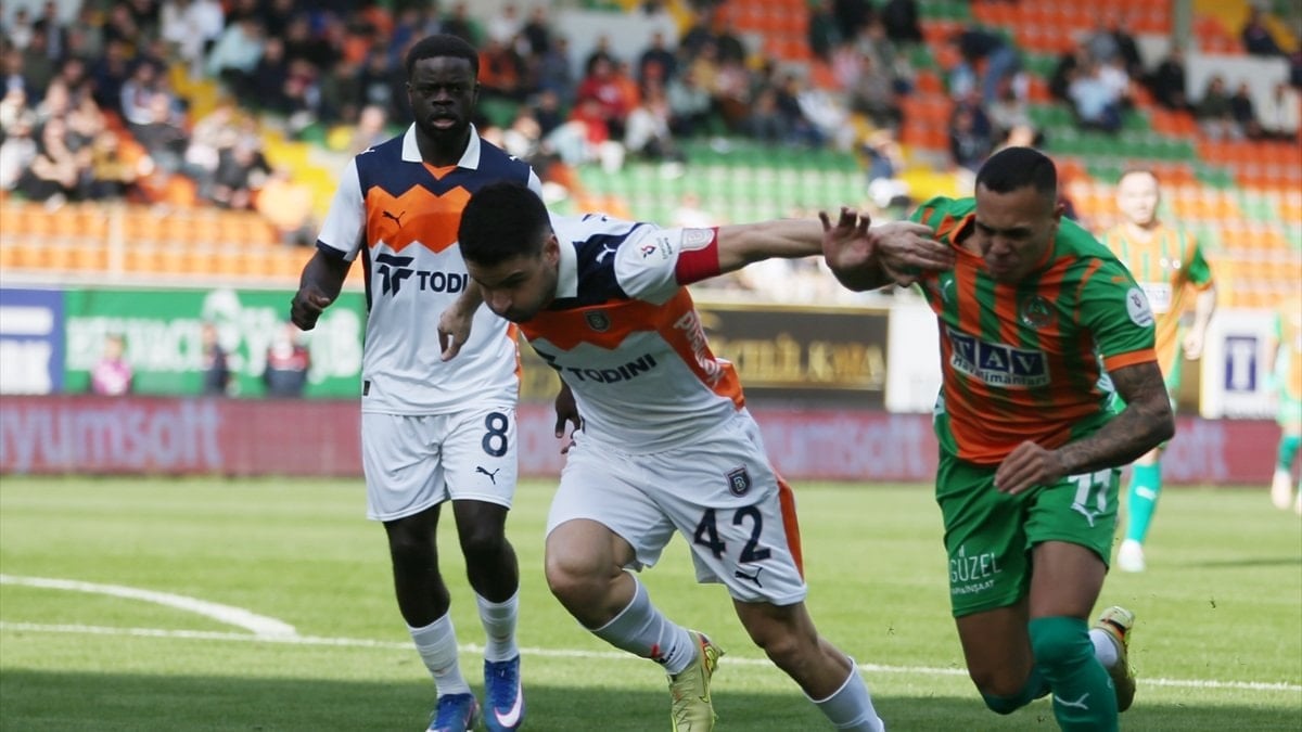 Başakşehir, Alanyaspor’u iki golle geçti