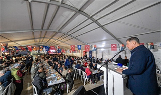 Başkan Tugay, arife gününde Urlalılarla oruç açtı