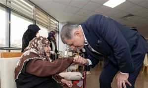 Başkan Tugay huzurevi sakinleriyle bayramlaştı