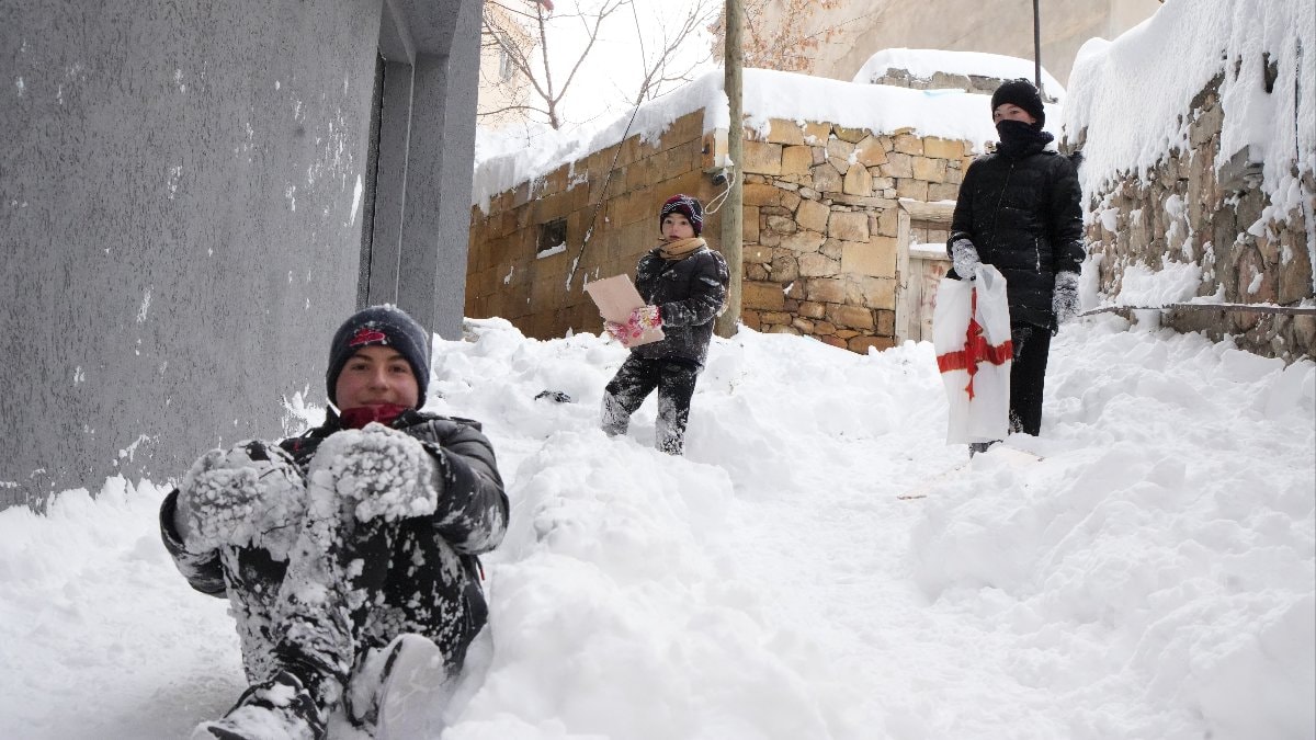 Bayburt güne 15 santimetre karla uyandı