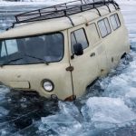 Baykal Gölü’nde buz kırıldı, turistleri taşıyan araç suya düştü: 8 ölü