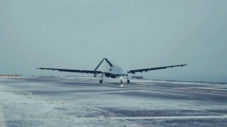 Bayraktar TB3 SİHA, Almanya’da zorlu hava şartlarına rağmen güç gösterisi yaptı