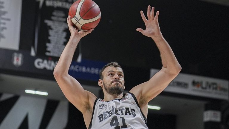 Beşiktaş’ta Ante Zizic, ameliyat edildi