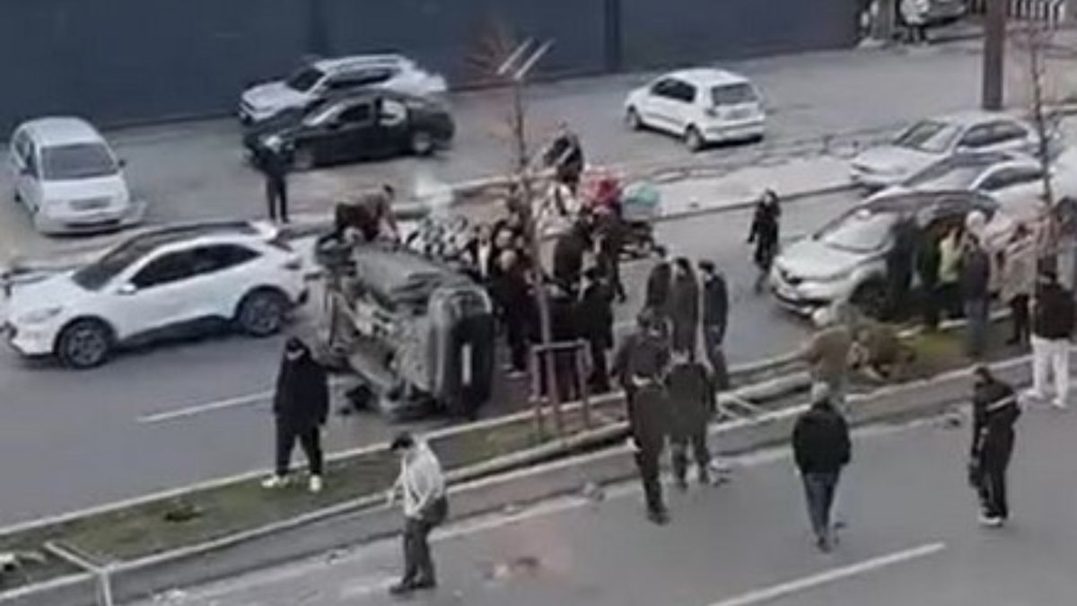 Beylikdüzü’nde dalgın sürücü direğe çarptı, araç takla attı