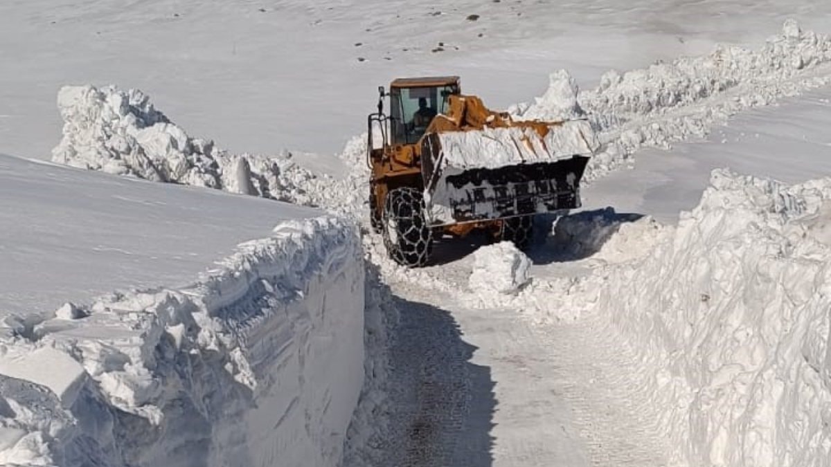 Bingöl’de 2 metreyi aşan karla mücadele devam ediyor