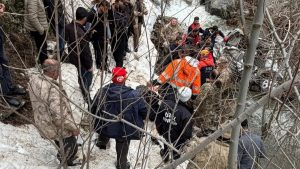 Bitlis’te hafif ticari aracın dereye uçtuğu kazada 3 kişi hayatını kaybetti
