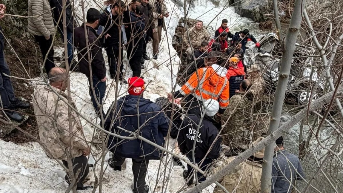 Bitlis’te hafif ticari aracın dereye uçtuğu kazada 3 kişi hayatını kaybetti
