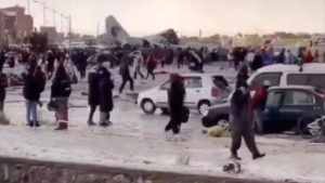 Bolivya’da para taşıyan askeri uçak düştü: Halk para toplamak için akın etti