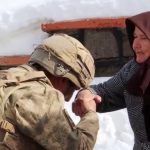 Bolu’da 76 yaşındaki Gülnaz teyze kendi elleriyle ördüğü çorapları Mehmetçik’e yolluyor