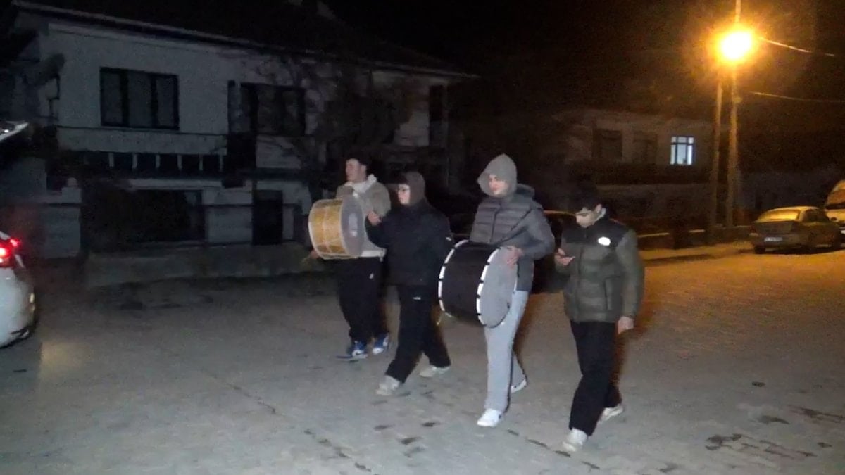 Bolu’da liseliler davul çalarak sahura kaldırıyor