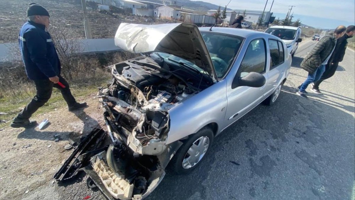 Bozüyük’te yol üzerindeki kalas, kazaya sebep oldu: 2 yaralı