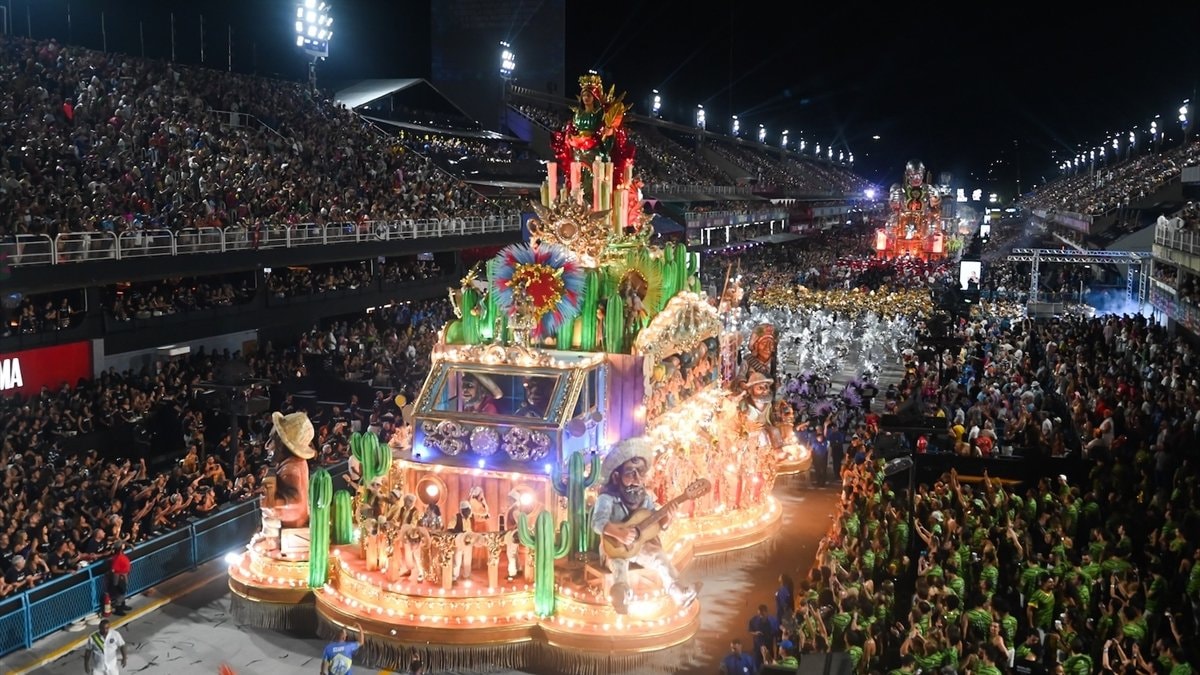 Brezilya’da Rio Karnavalı samba geçitleriyle başladı