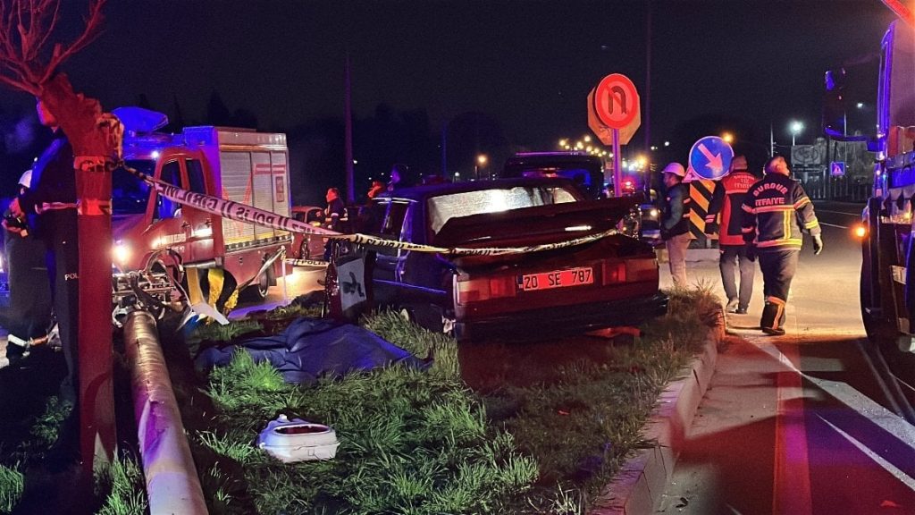 Burdur’da kamyonetin sıkıştırdığı otomobil elektrik direğine çarptı: Genç çifti ölüm ayırdı