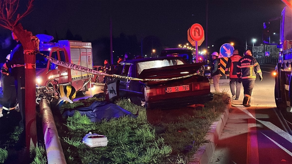 Burdur’da kamyonetin sıkıştırdığı otomobil elektrik direğine çarptı: Genç çifti ölüm ayırdı