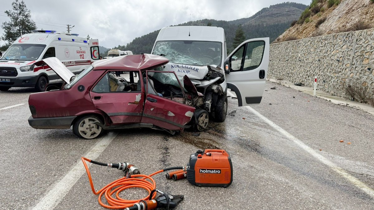 Burdur’da otomobil ile minibüsün çarpıştığı kazada karı koca hayatını kaybetti