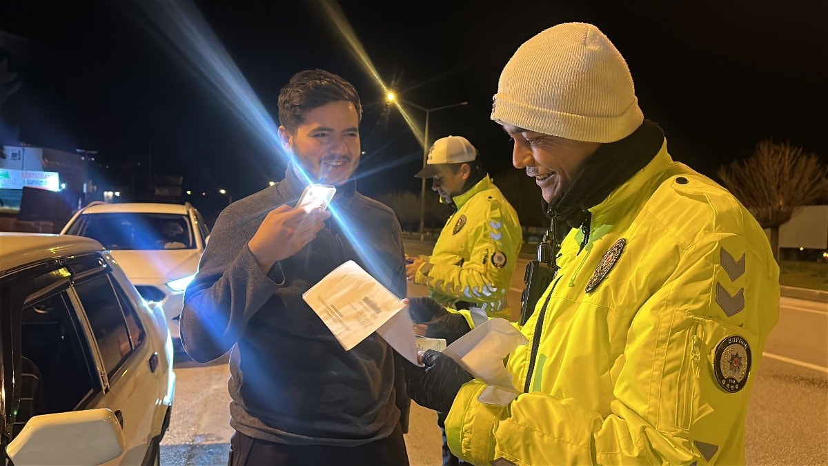 Burdur’da trafikte gülümseten anlar: Ehliyetini zarftan polis çıkardı