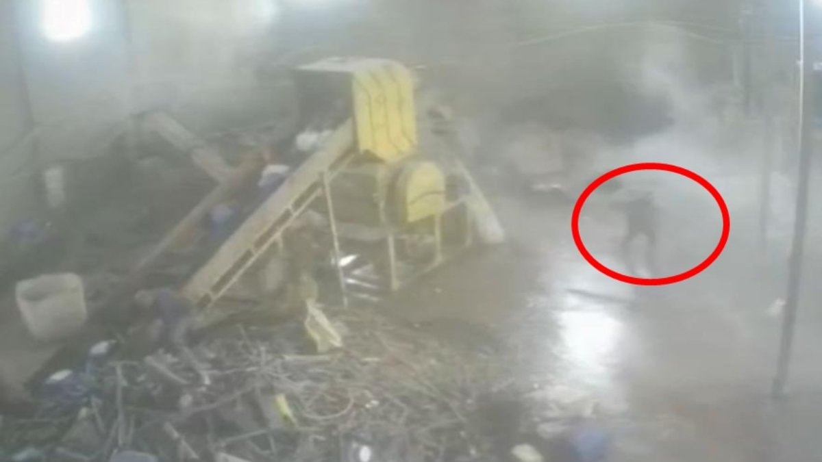 Bursa’da 20 tonluk su varili devrildi: Kaynak ustası son anda kurtuldu