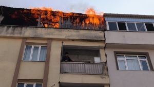 Bursa’da apartman terasında yangın