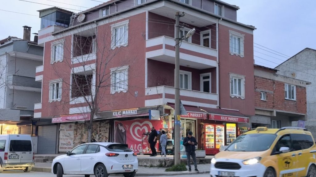 Bursa’da boşanma aşamasındaki eşinin evine zorla girdi: Balkondan kaçan kadın yaralandı