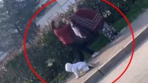 Bursa’da dilenciler kucağındaki bebeğe rağmen yer kavgasına tutuştu